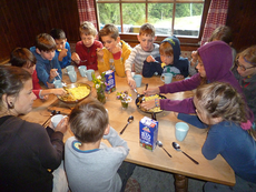 Die 13 Lolligen beim Hüttenfrühstück. Foto: A. Berner